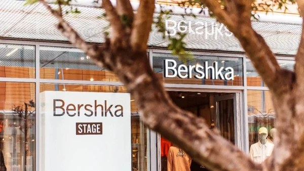 Νούμερο ένα τάση αυτός ο μαύρος κορσές από τα Bershka - Βγαίνει σε 2 χρώματα