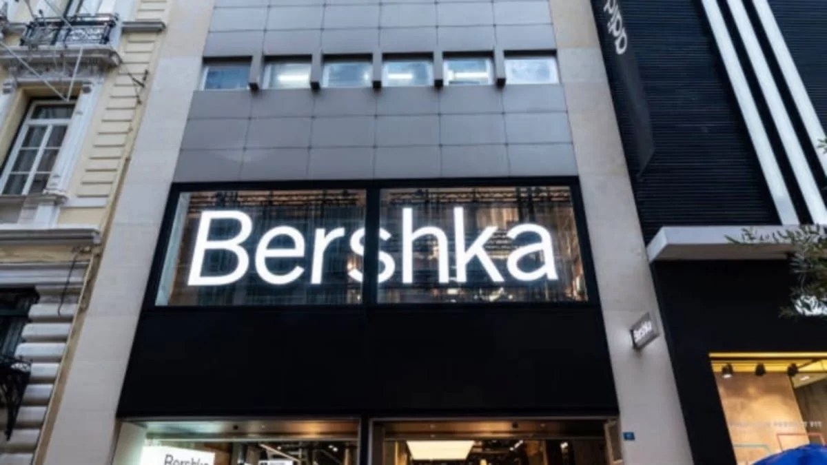 Η μακρυμάνικη μπλούζα σε στυλ κορσέ από τα Bershka έχει γίνει best seller - Βγαίνει σε δυο χρώματα