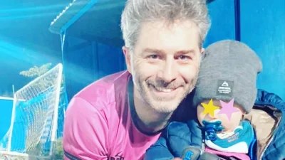 Αγκαλιά με τον γιο τους Μπουρδούμης και Δροσάκη - Οι δημόσιες ευχές για τη γιορτή του μικρού Αναστάση