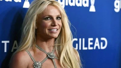 Britney Spears: Βίντεο με την φουσκωμένη κοιλίτσα της - Οι ασκήσεις στην πισίνα του σπιτιού της