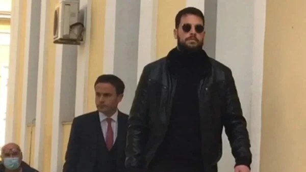 «Νιώθει σταρούμπα στην τοποθεσία ανακρίτρια» - Το twitter κατέκραξε την εμφάνιση του Μάνου στο δικαστήριο