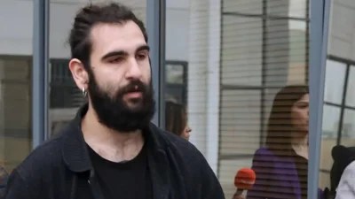 Δίκη Φιλιππίδη: Τα πρώτα πλάνα από την άφιξη του γιου του στο δικαστήριο