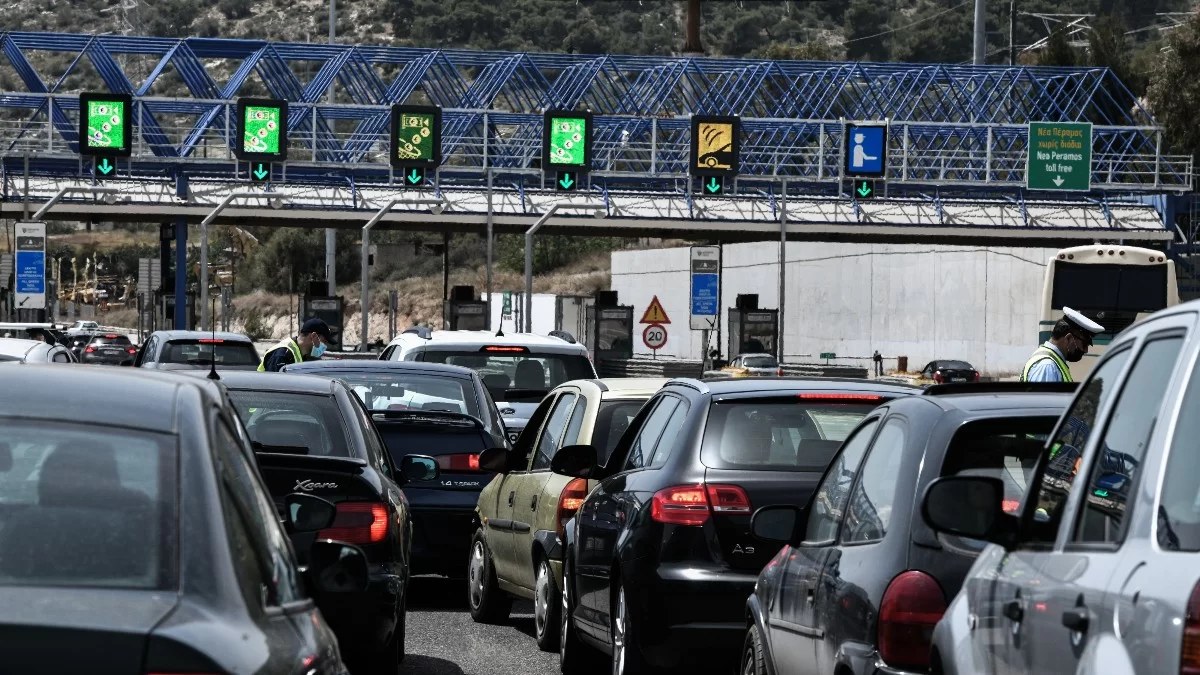 Πάσχα: Στο «κόκκινο» το μποτιλιάρισμα της Αττικής - Γέμισαν πλοία, λεωφορεία και αεροπλάνα