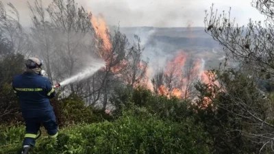 Φωτιά στο Ξυλόκαστρο - Επιχειρούν ισχυρές δυνάμεις της Πυροσβεστικής
