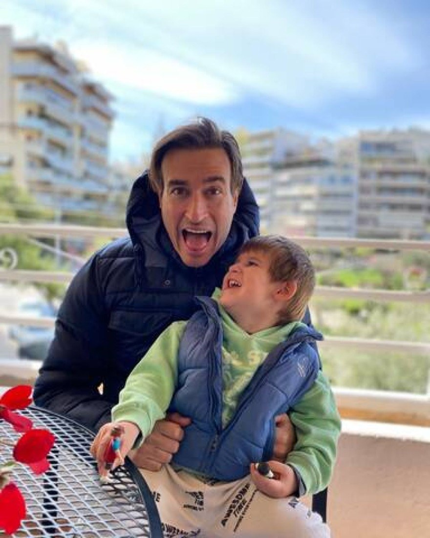 Ο σύζυγος και ο γιος της Φωτεινής Αθερίδου