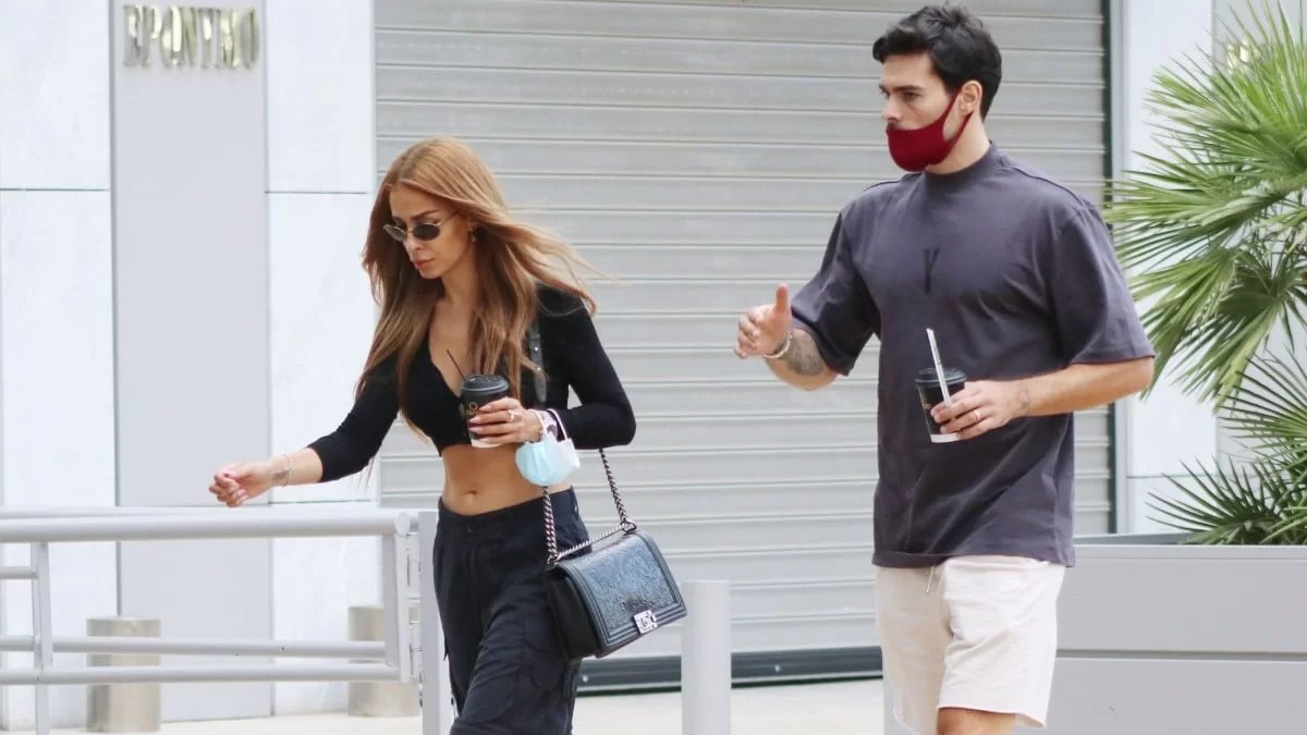 Τεράστιο πράσινο κήπο με πισίνα έχουν στο σπίτι τους η Ελένη Φουρέιρα και ο Αλμπέρτο Μποτία