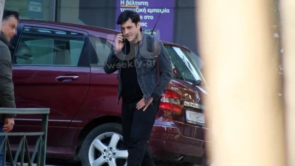 Μοναχική βόλτα στο κέντρο της Αθήνας - Με casual look ο Γιώργος Χρυσοστόμου