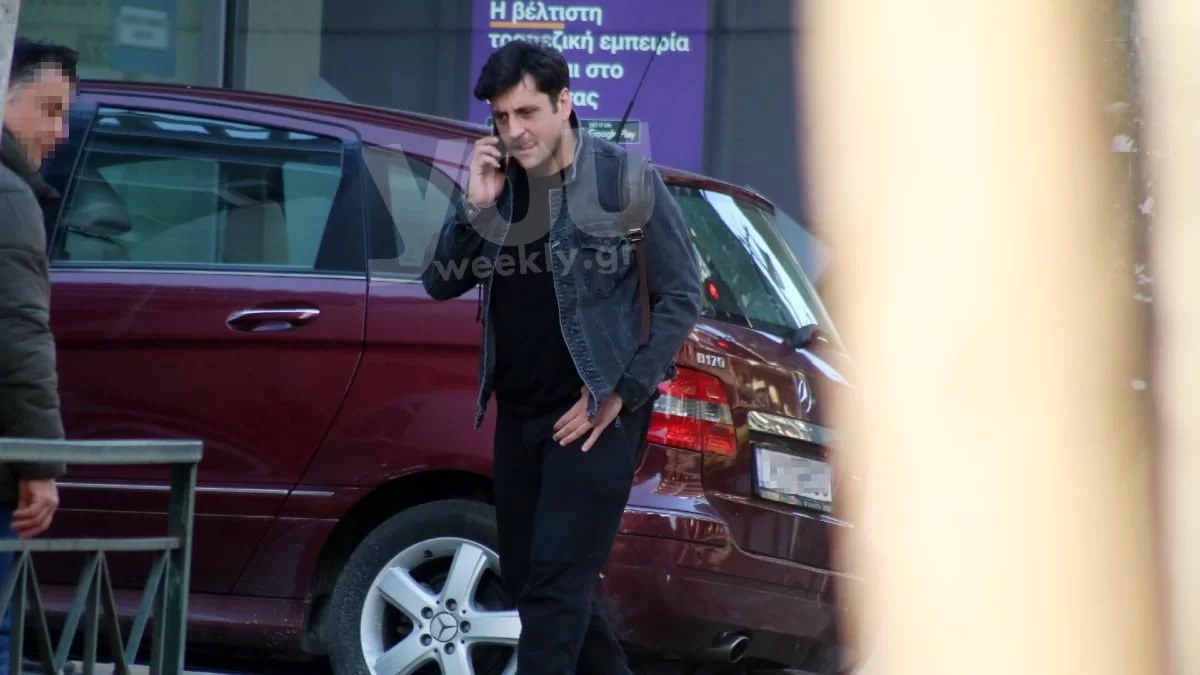 Μοναχική βόλτα στο κέντρο της Αθήνας - Με casual look ο Γιώργος Χρυσοστόμου