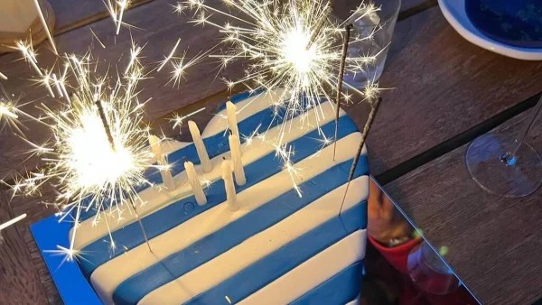 Παγκοσμίου φήμης σχεδιαστής γιόρτασε τα γενέθλια του στην Ύδρα - Το παρόν έδωσε ο Μαζωνάκης