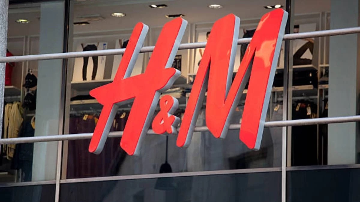Έπεσε στα 9,99€ η χνουδωτή άσπρη ζακέτα από τα H&M - Έχουν πάρει "φωτιά" τα ταμεία