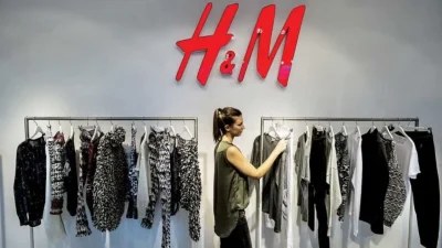 Μαύρο με ανοιχτή πλάτη - Ουρές στα ταμεία των H&M για αυτό το φόρεμα