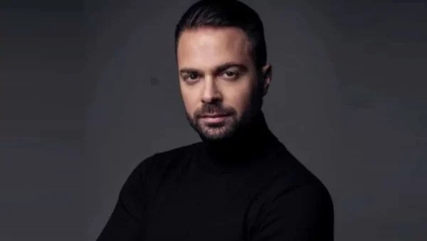 Παντρεύεται ο Ηλίας Βρεττός - Ποια είναι η κούκλα σύντροφός του