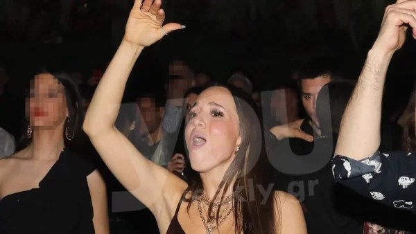 Με στενό δερμάτινο κολάν στα μπουζούκια η Καλομοίρα - Τα "έσπασε" μέχρι πρωίας με τον σύζυγό της