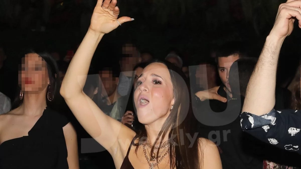 Με στενό δερμάτινο κολάν στα μπουζούκια η Καλομοίρα - Τα "έσπασε" μέχρι πρωίας με τον σύζυγό της