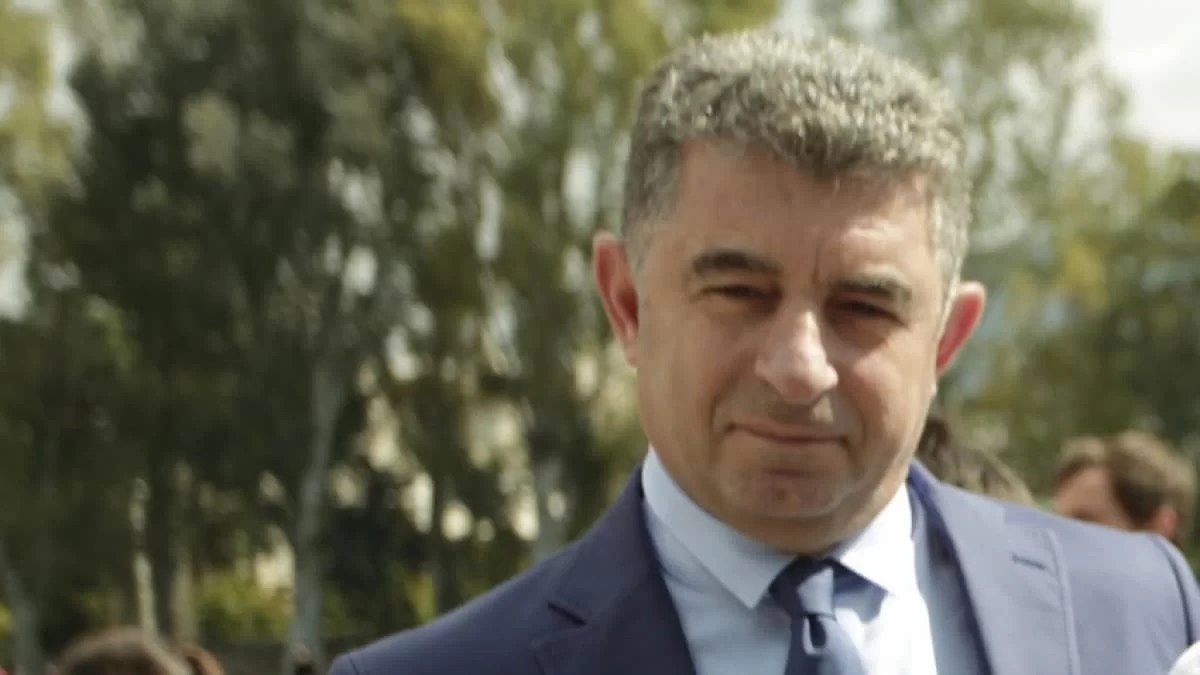 Η ομοιότητα είναι ολοφάνερη - Αυτός είναι ο γιος του Γιώργου Καραϊβάζ