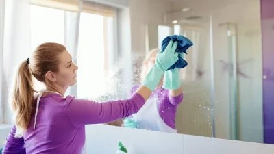 Νερό, λεμόνι και... - Το θαυματουργό μείγμα που θα κάνει τους καθρέφτες σας λαμπίκο