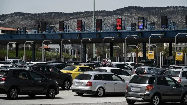 Μεγάλη δυσφορία στην Αθηνών Κορίνθου - Ανετράπη νταλίκα στην άσφαλτο