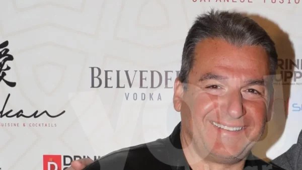Με καπέλο στην παραλία ο Λιάγκας - Βουτιές και παιχνίδια στη θάλασσα με τους γιους του
