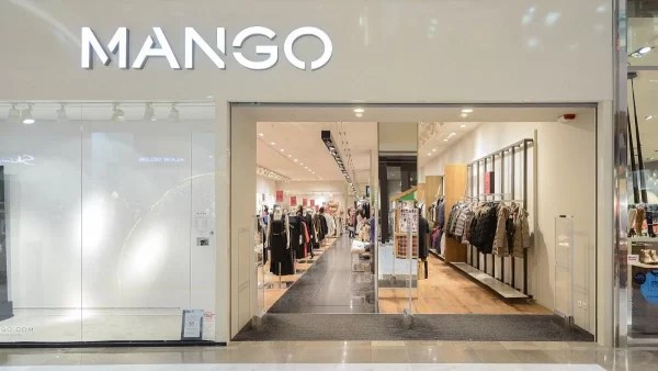 Έχει ξετρελάνει τις γυναίκες η μίνι φούστα σατέν από τα Mango - Βγαίνει σε δύο χρώματα