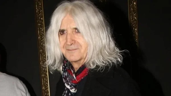 Πατέρας για τρίτη φορά ο Νίκος Καρβέλας στα 70 του - Γέννησε η 32χρονη σύντροφος του