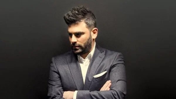 «Μου είχε δώσει το μενταγιόν του, δύο ώρες πριν φύγει» - Γνωστός τραγουδιστής συγκλονίζει για τον Παντελίδη