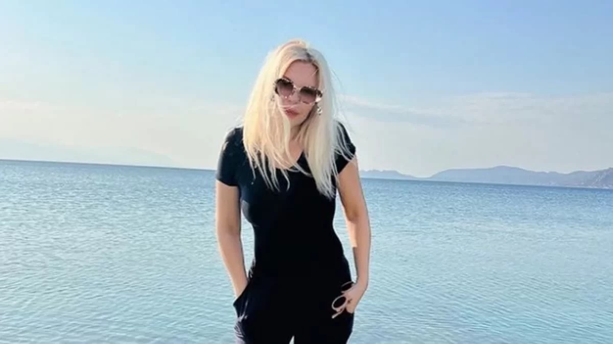 Τα μάζεψε και έφυγε η Ανίτα Πάνια - Το βίντεο μέσα από το αεροπλάνο