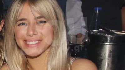 Με λευκό μίνι φόρεμα στα μπουζούκια η κόρη της Πάολα - Μεγάλωσε πολύ η Παολίνα Ζογλοπίτη