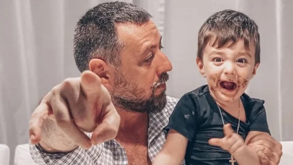 Μπαμπάς και γιος ''γκρέμισαν'' την κουζίνα - Ο Παπαγιάννης φτιάχνει πασχαλινό τσουρέκι