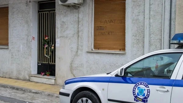 Πάτρα: Η  ΕΛ.ΑΣ. εισβάλλει στο σπίτι της Ρούλας Πισπιρίγκου - Το έκαναν φύλλο και φτερό