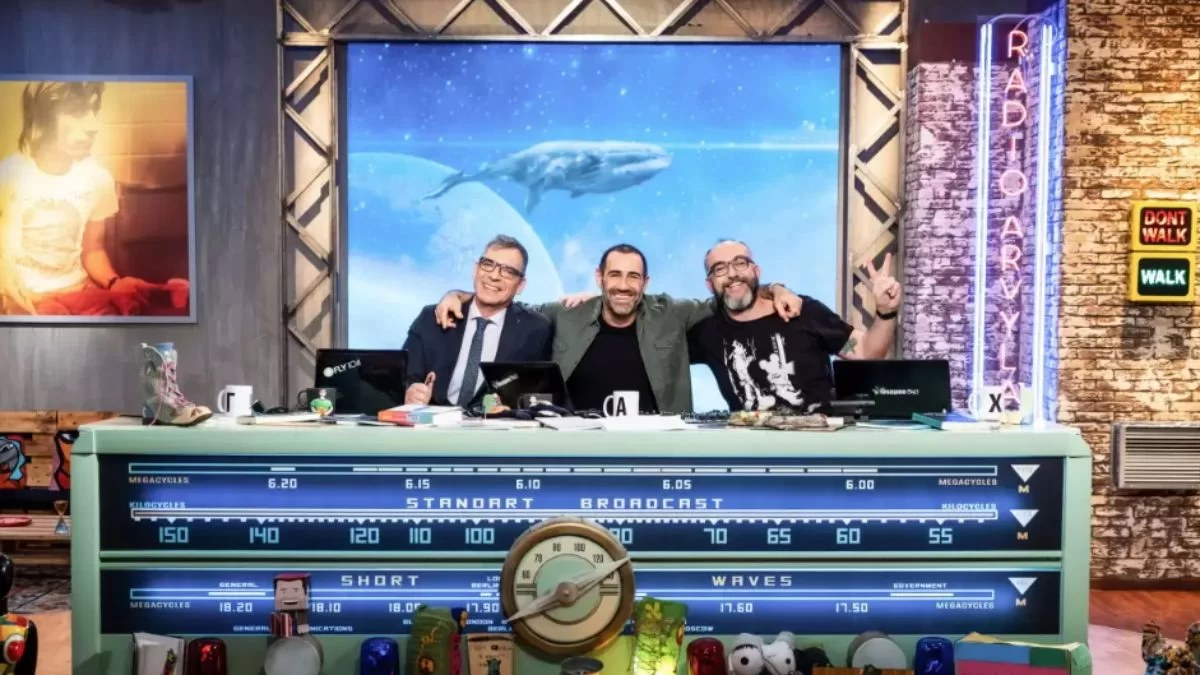 Αυλαία για το Ράδιο Αρβύλα - Mε τούρτα έκλεισε ο Αντώνης Κανάκης την εκπομπή