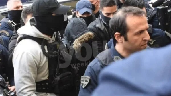 Πάτρα: «Κροκοδείλια δάκρυα για να φανούν Άγιοι» - Η Ρούλα "δίνει" στεγνά τον Μάνο στις νέες της δηλώσεις