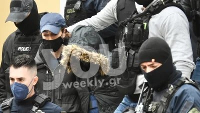 Τραγωδία Πάτρα: Πέταξαν τα λουλούδια από τους τάφους Μαλένας - Ίριδας η μάνα και η αδερφή της Πισπιρίγκου