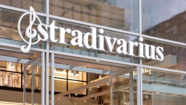 Τα πέδιλα με τακούνι και πλατφόρμα από τα Stradivarius θα σε κάνουν να φαίνεσαι πιο καυτή από ποτέ