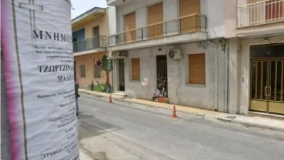 Τραγωδία Πάτρα: Ραγίζει καρδιές το σκίτσο έξω από το σπίτι της Ρούλας και του Μάνου
