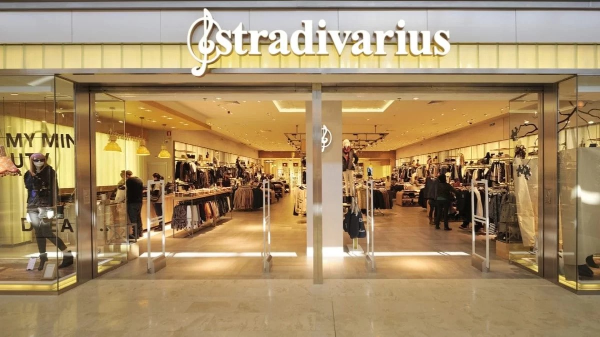 Κάνε δική σου την μαύρη  ολόσωμη φόρμα από τα Stradivarius - Ταιριάζει γάντι για όλες τις περιστάσεις