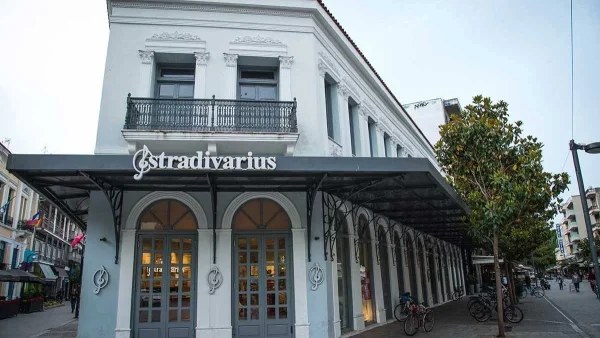 Έχουν πάρει "φωτιά" τα ταμεία των Stradivarius με τα πέδιλα με τακούνι - Βγαίνουν σε δύο χρώματα