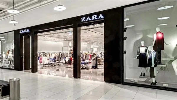 Το φοράς από καφέ μέχρι και σε γάμο και κοστίζει 20 ευρώ - Πανζουρλισμός στα Zara με αυτό το φόρεμα