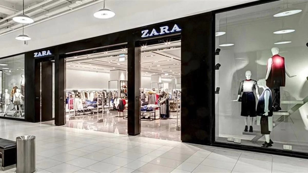 Το φοράς από καφέ μέχρι και σε γάμο και κοστίζει 20 ευρώ - Πανζουρλισμός στα Zara με αυτό το φόρεμα