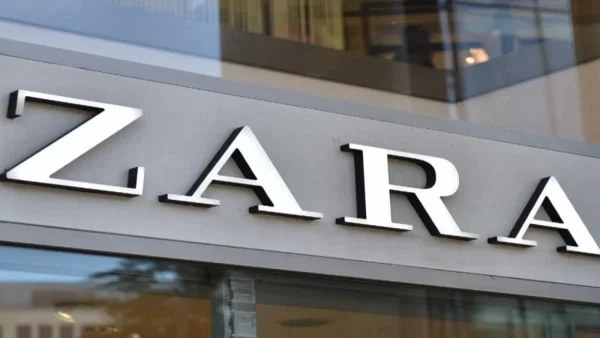 Αυτή είναι η ανάρπαστη κρουαζέ φούστα από τα  Zara - Τη φοράς από το πρωί μέχρι το βράδυ
