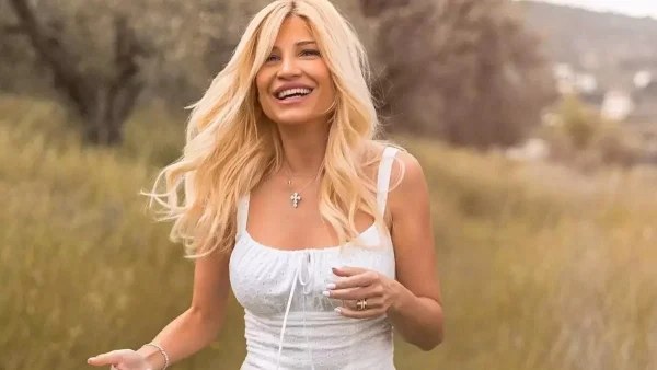 Η Φαίη Σκορδά "έκλεψε" τις εντυπώσεις με το σύνολό της από τα BSB - Ξεπουλάει στο λεπτό