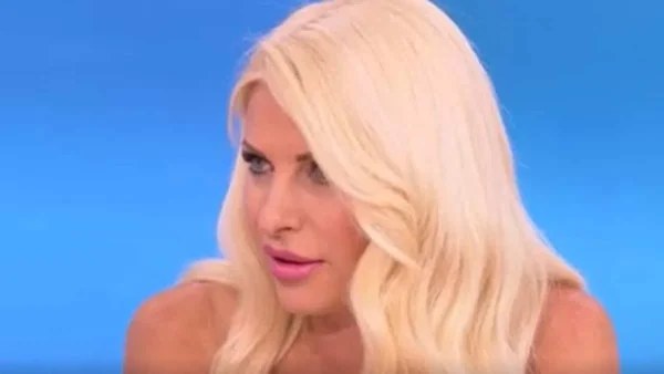 Τα είπε "έξω από τα δόντια" η Μενεγάκη για το περιστατικό με τη Μπόμπα - «Μια μαμά πρέπει να φοράει στολή ή να απολογείται;!»