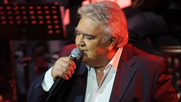 Αδυνατισμένος και με μαγκούρα - Η σπάνια εμφάνιση του Πασχάλη Τερζή στο γήπεδο