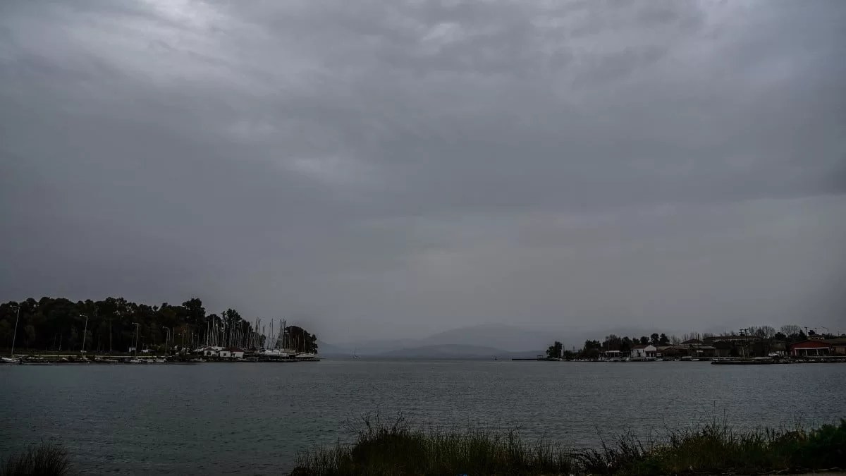 Άστατος ο καιρός σήμερα 14/5 - Ζέστη αλλά με συννεφιά και λασποβροχές