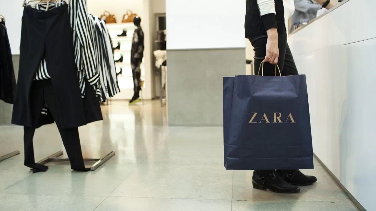 Βγαίνει σε 14 χρώματα και κοστίζει κάτω από 30 ευρώ - Το ψηλόμεσο παντελόνι Zara που κάνει σαματά