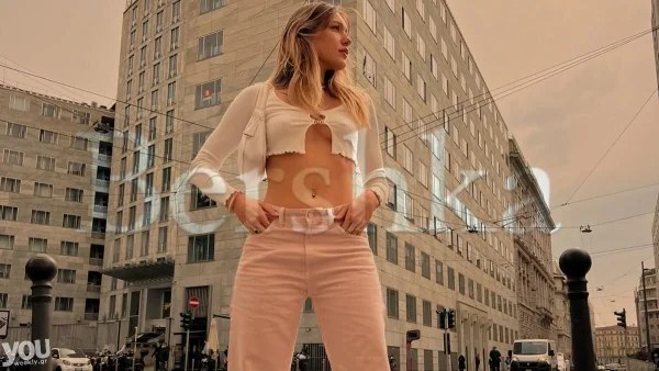 Για να κλέψεις όλα τα βλέμματα: Ασύμμετρο φόρεμα από τα Bershka με κυματιστό σχέδιο - Κοστίζει μόνο 22,99 ευρώ