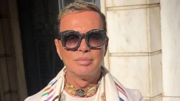 Τα έδωσε όλα ο Λάκης Γαβαλάς - Ξεκινάει το κανάλι του στον Youtube με γυμνή εμφάνιση της...