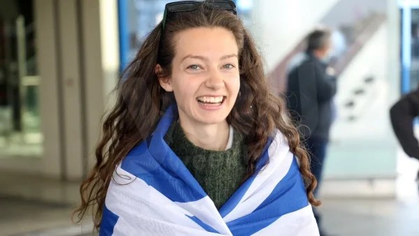 Eurovision 2022: Φανερά αγχωμένη η Αμάντα Γεωργιάδη λίγο πριν ανέβει στην σκηνή του Pala Olimpico