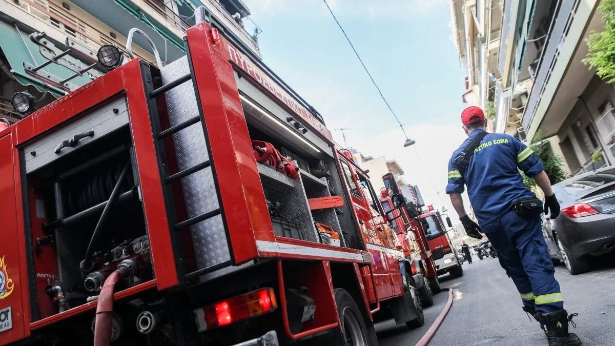 Πολύ μεγάλη φωτιά στο Π.Φάληρο - Ανασύρθηκε γυναίκα χωρίς τις αισθήσεις της