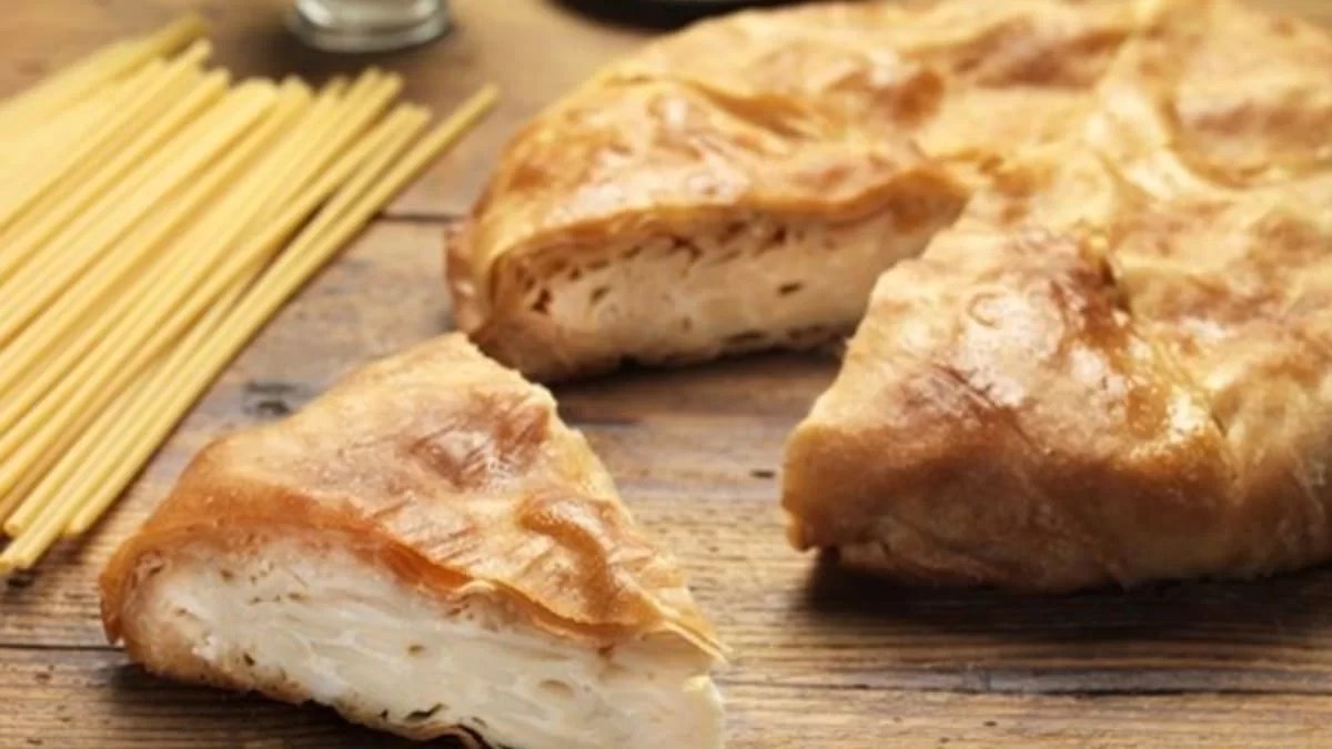 Χωριάτικη μακαρονόπιτα με αυγά και γιαούρτι από την Αργυρώ Μπαρμπαρίγου - Εύκολη και πολύ γρήγορη