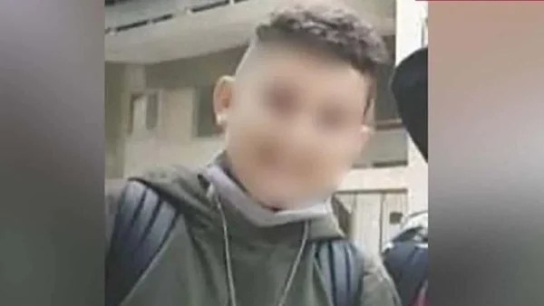Κάτω Πατήσια: «Μάκη ζεις και...» - Σε βαρύ κλίμα η κηδεία του 14χρονου